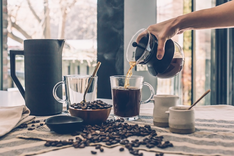 コーヒーをカップに注いでいる